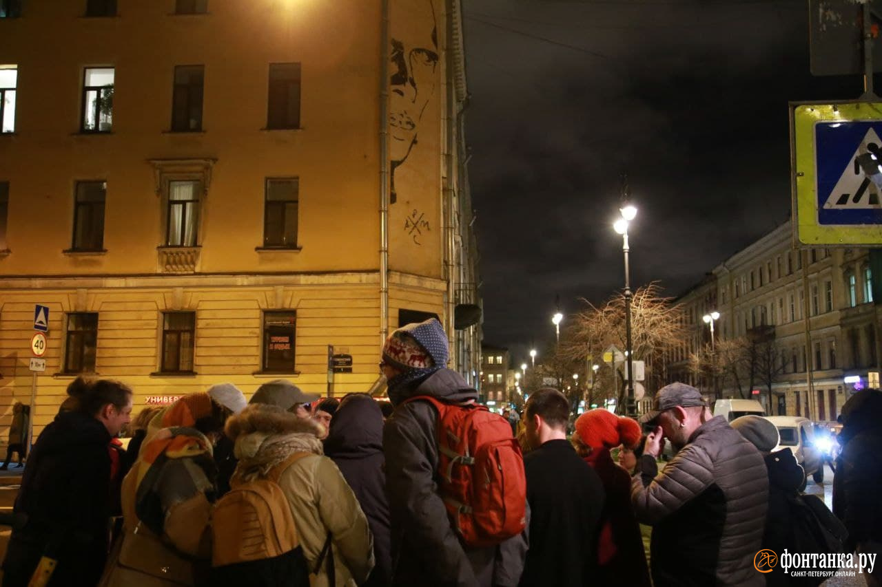 28 ноября петербург. Улица красных фонарей в Питере на Фонтанке. События в Петербурге сегодня. Люди на улицах Питера фото. Граффити с Даниилом Хармсом в центре Петербурга.