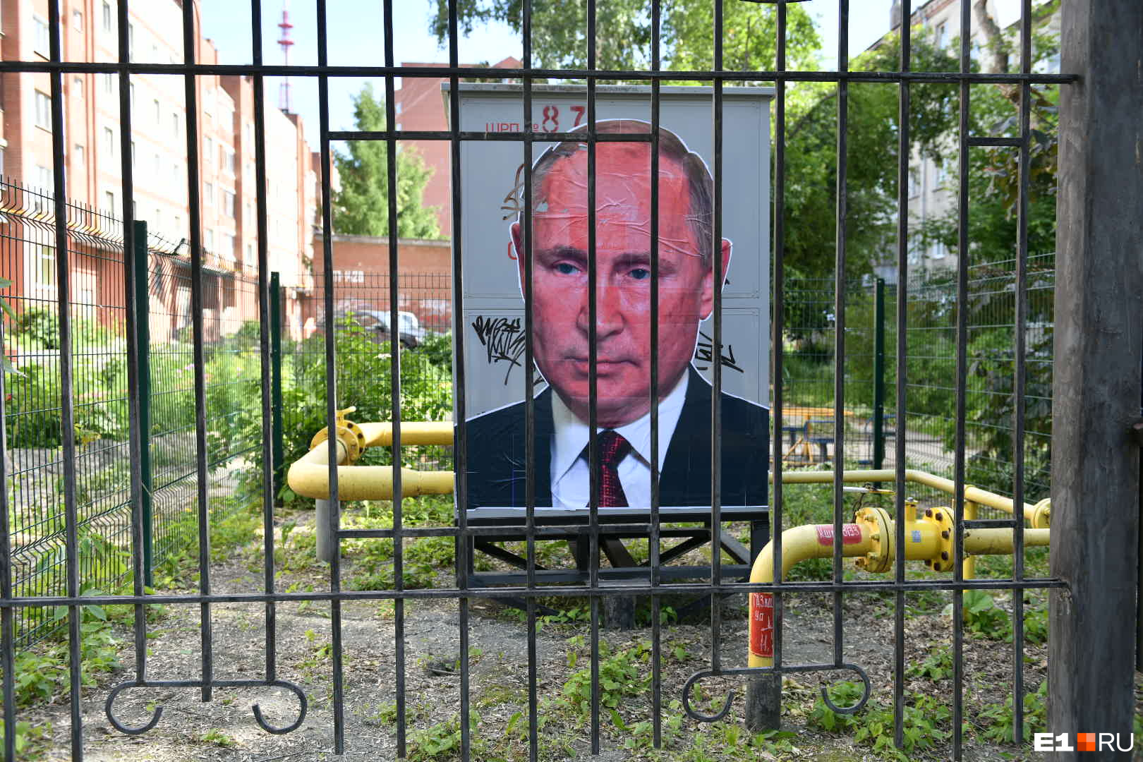 Екатеринбург портрет Путина на газовой будке