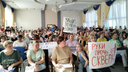 «Руки прочь от сквера!»: ярославцы развернули плакаты на публичных слушаниях по Генплану