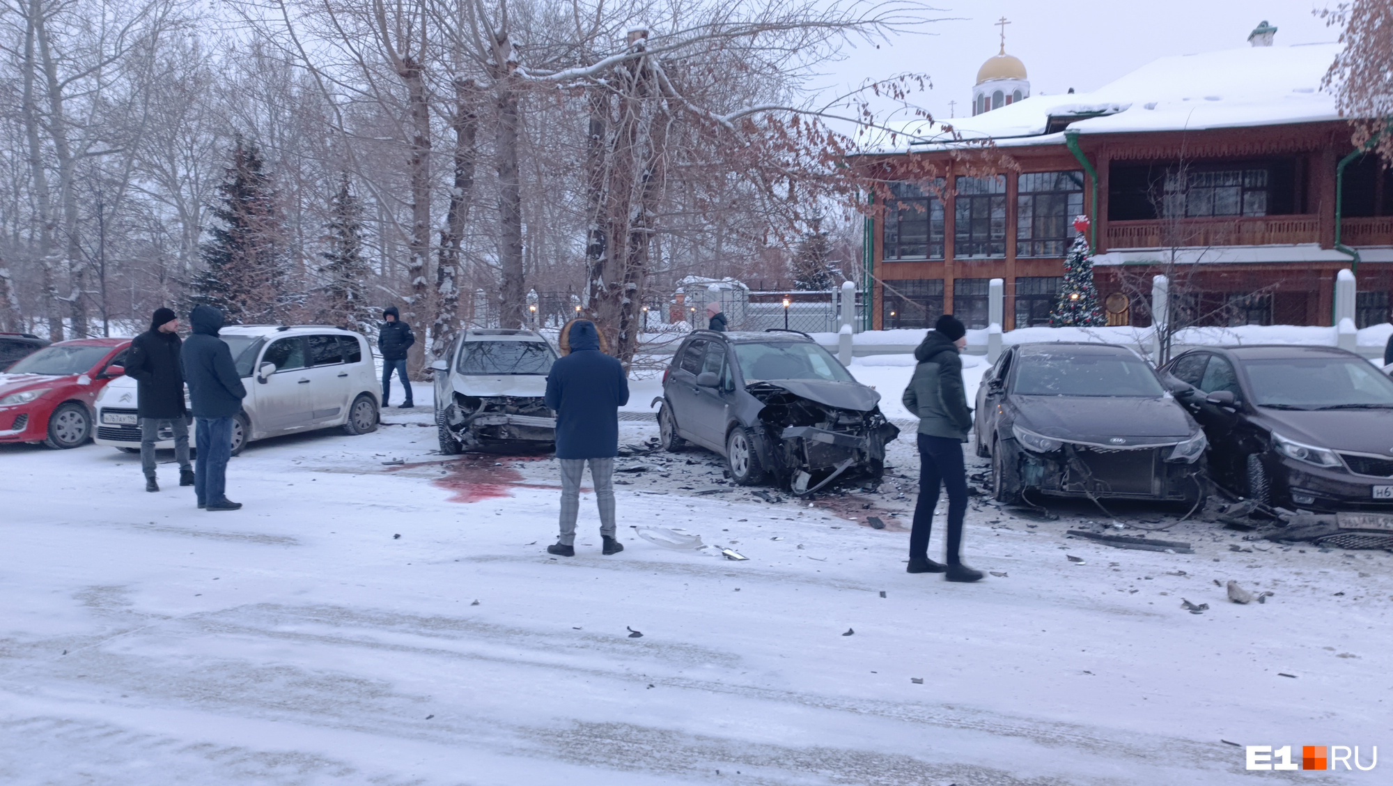 Летел на огромной скорости: момент, когда Mercedes снес пять машин в Екатеринбурге, попал на видео