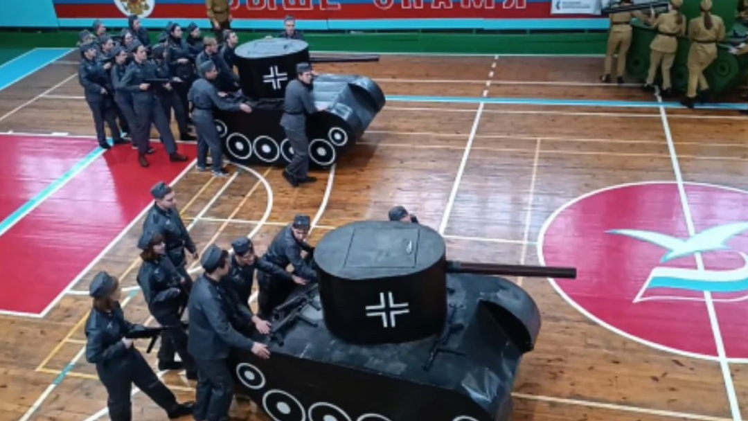 В спортзале вуза устроили реконструкцию Курской битвы с бутафорскими танками за <nobr class="_">2 млн рублей</nobr>: видео