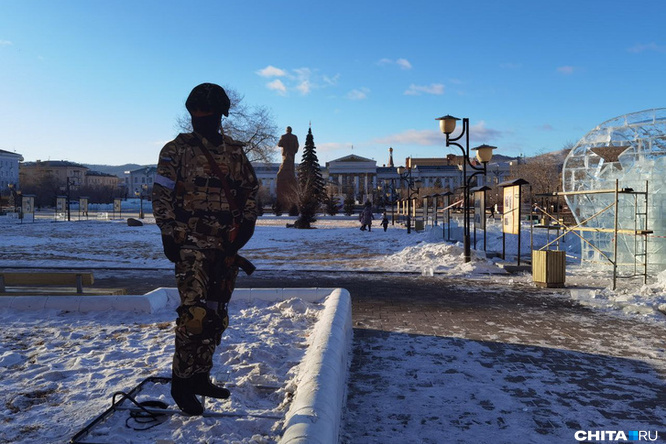 Новогодние украшения с солдатами не уберут с площади Ленина в Чите