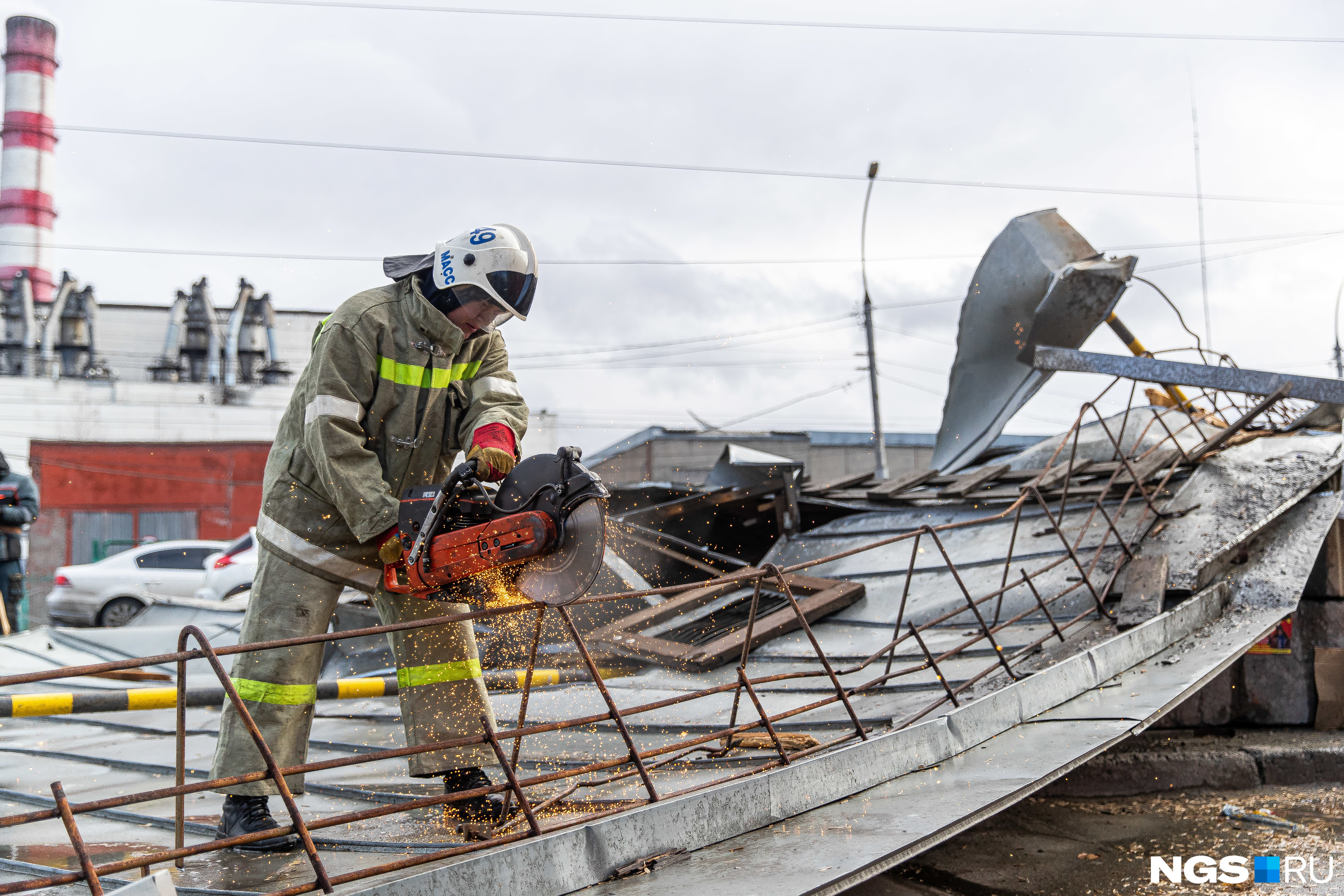 Часть крыши пришлось разбирать спасателям: железо лежало слишком уж ненадежно