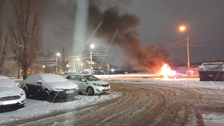 Два автомобиля загорелись ночью в Сормовском районе