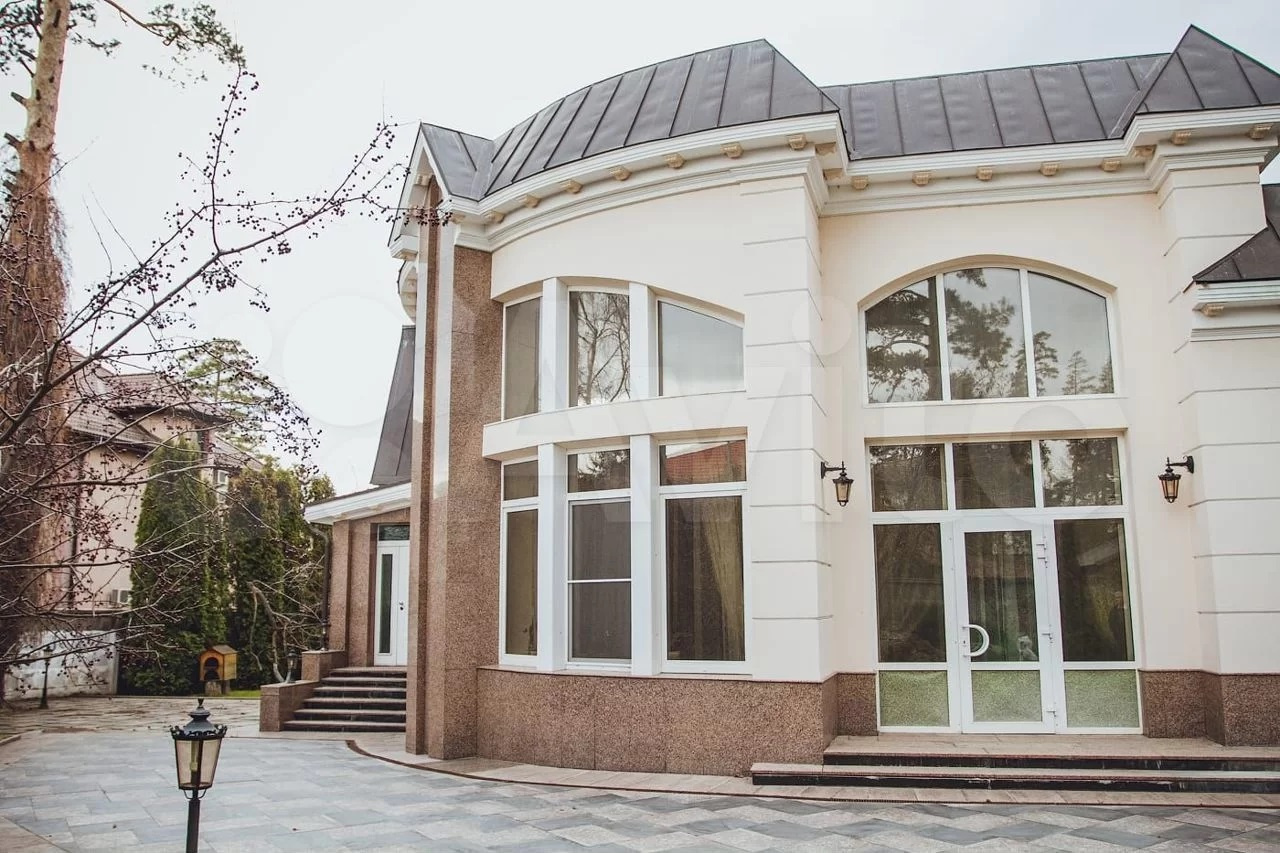 Вот так выглядит фасад домика за городом Вот так выглядит фасад домика за городом