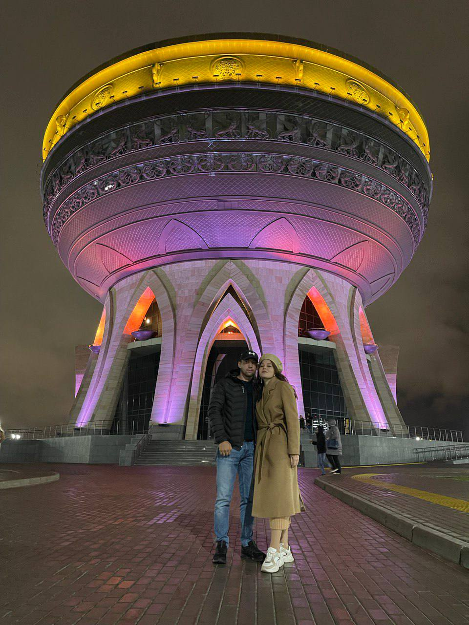 Владимир и Анастасия в Казани — на фоне Дворца бракосочетаний