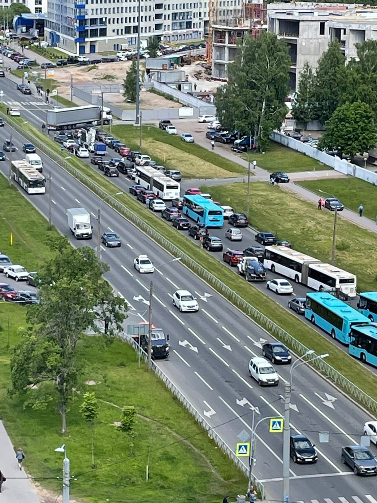 Фура перекрыла Коломяжский проспект в Петербурге 22 июня 2022, фото, видео  - 22 июня 2022 - ФОНТАНКА.ру