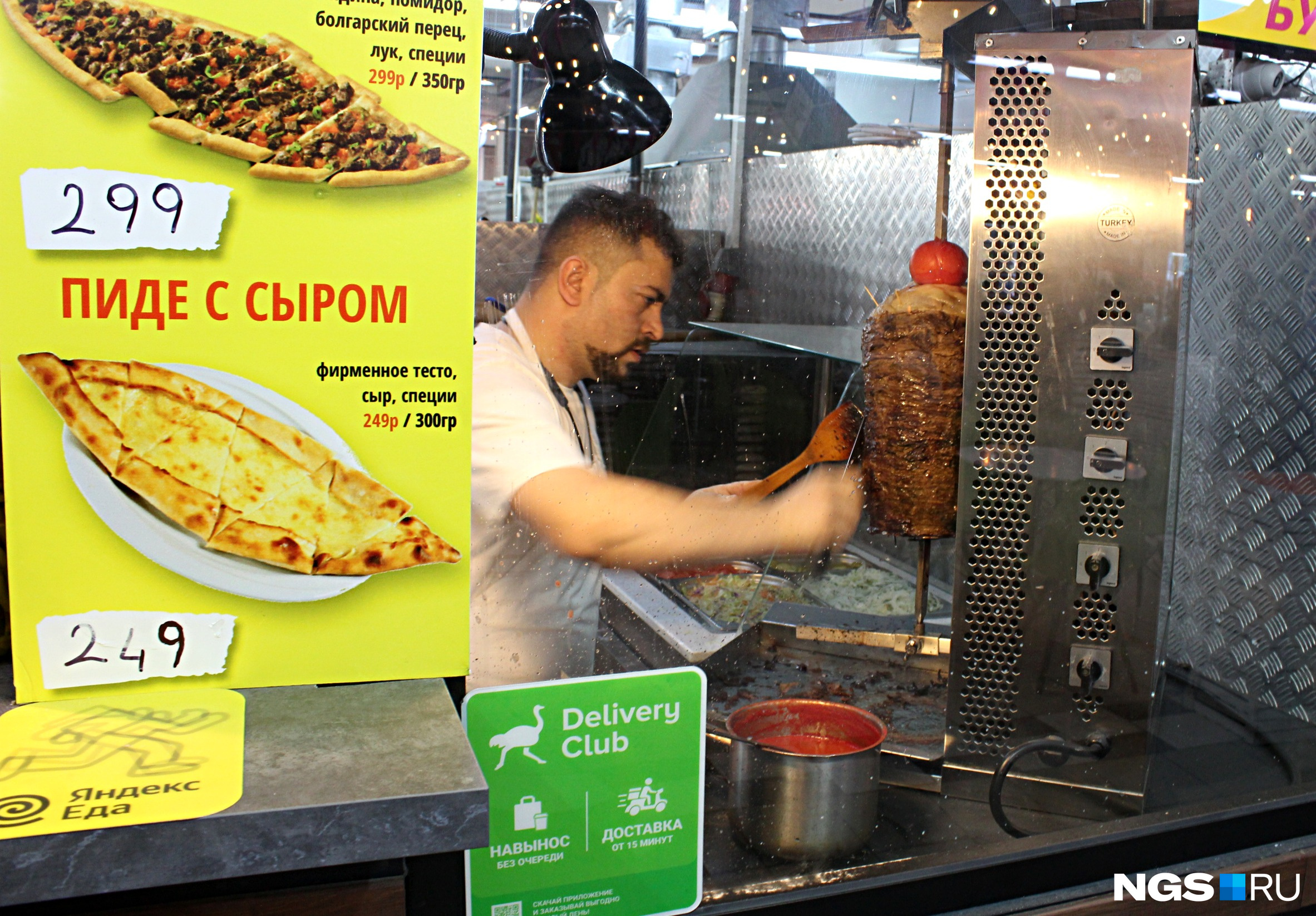 Мясо для шаурмы срезают с вертела