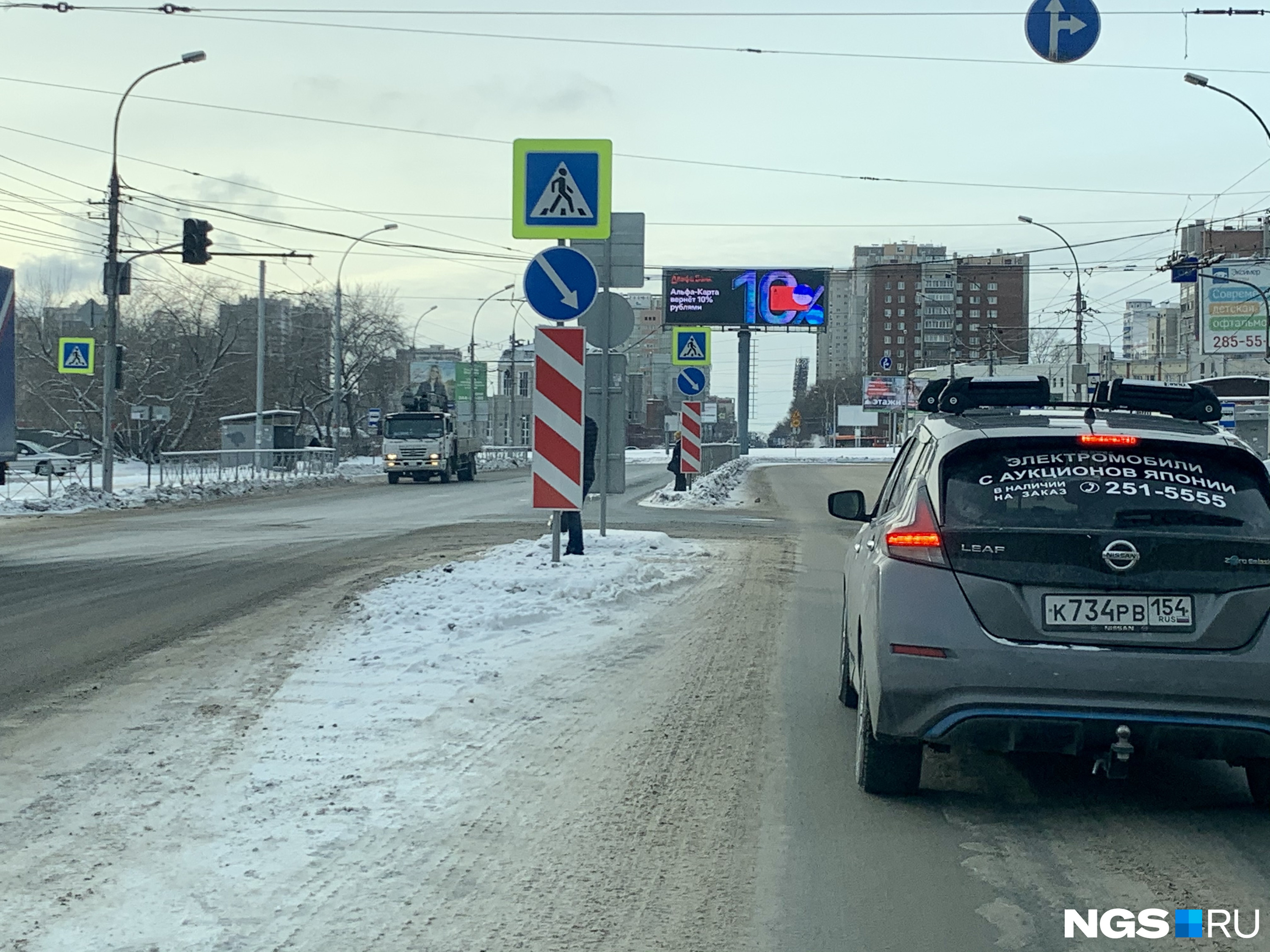 Тут островок пригодился пешеходу Тут островок пригодился пешеходу