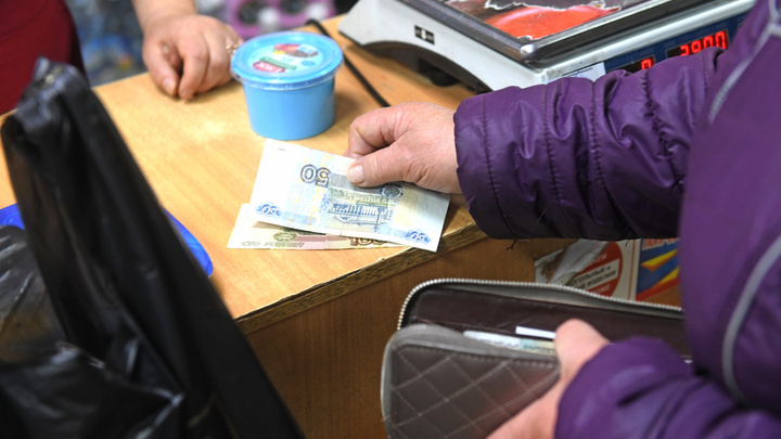 Из-за санкций жители Екатеринбурга стали чаще расплачиваться наличными
