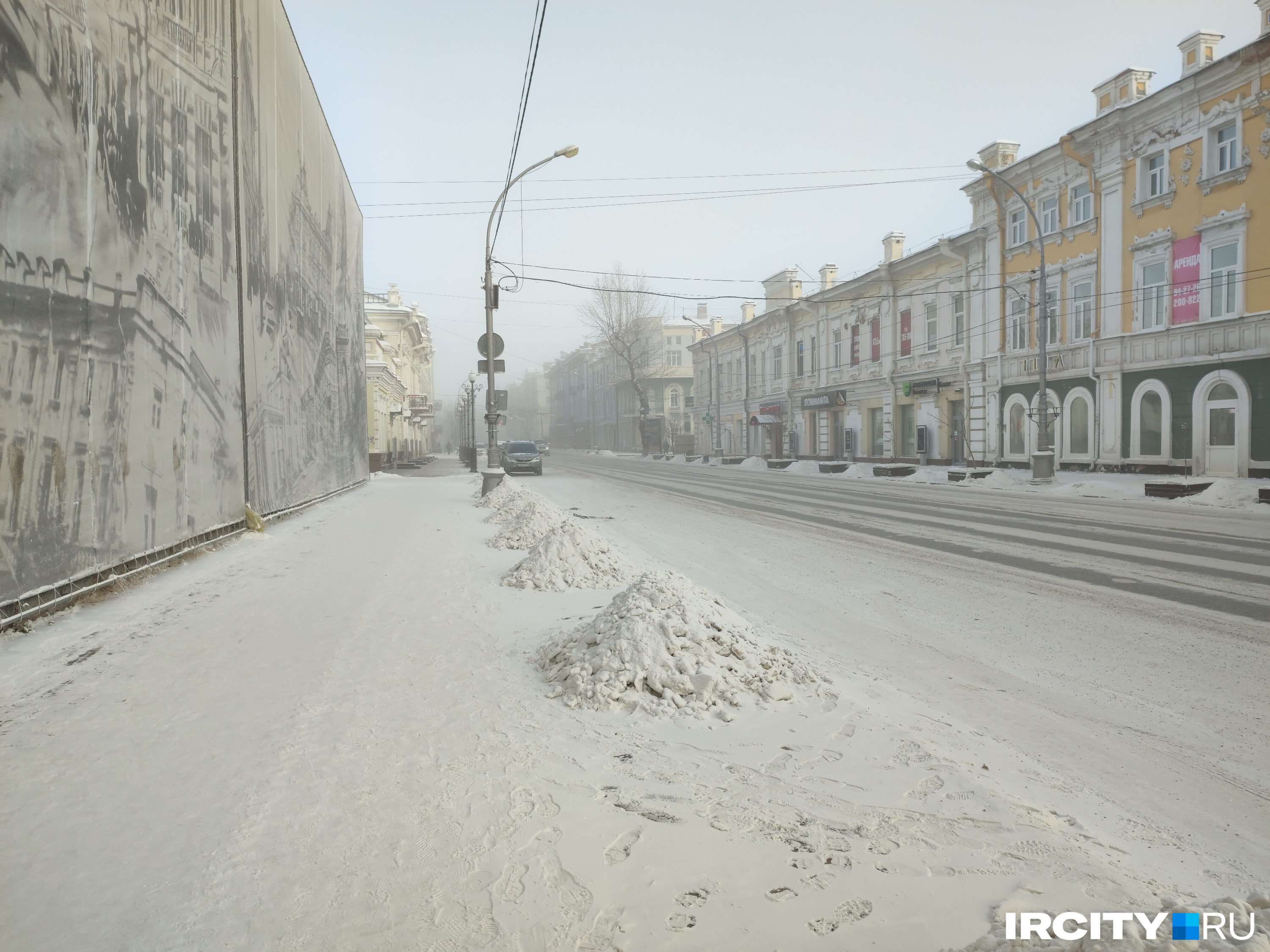 Обычно оживленная улица Карла Маркса сегодня была непривычно пуста. Немногие водители отважились сегодня сесть за руль — на улицах не только холодно, но и скользко Обычно оживленная улица Карла Маркса сегодня была непривычно пуста. Немногие водители отважились сегодня сесть за руль — на улицах не только холодно, но и скользко