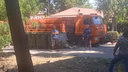 Во дворе обесточенного и «обезвоженного» дома в Кривошлыковском начала дежурить машина с водой
