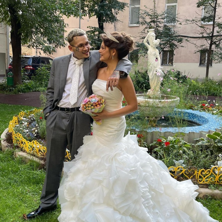 По данным СМИ, платье невесты стоило 135 тысяч рублей