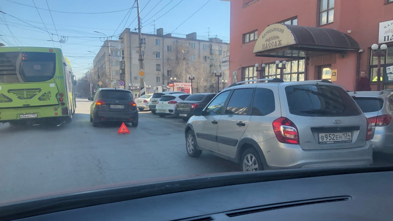 1 апреля новости авто. Машины в городе пробки. Пробки по колесам. Город улица машины Волгоград.