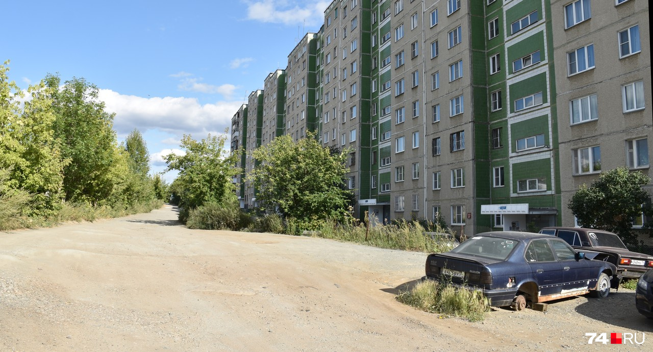 Улица 250-летия Челябинска в направлении Ворошилова пока выглядит как грунтовый проезд