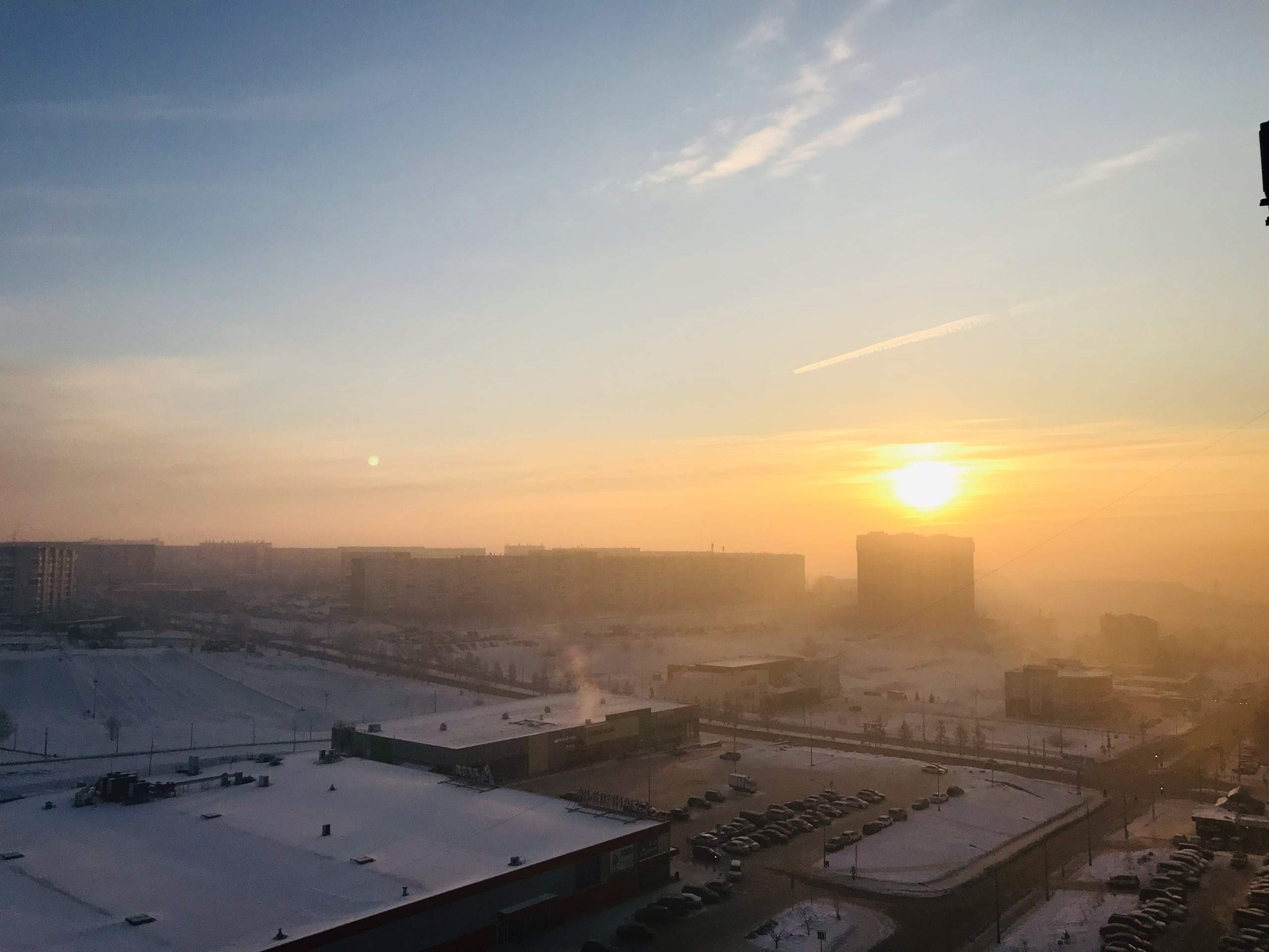 Фотографии типичного зимнего утра в Красноярске — снег и гарь