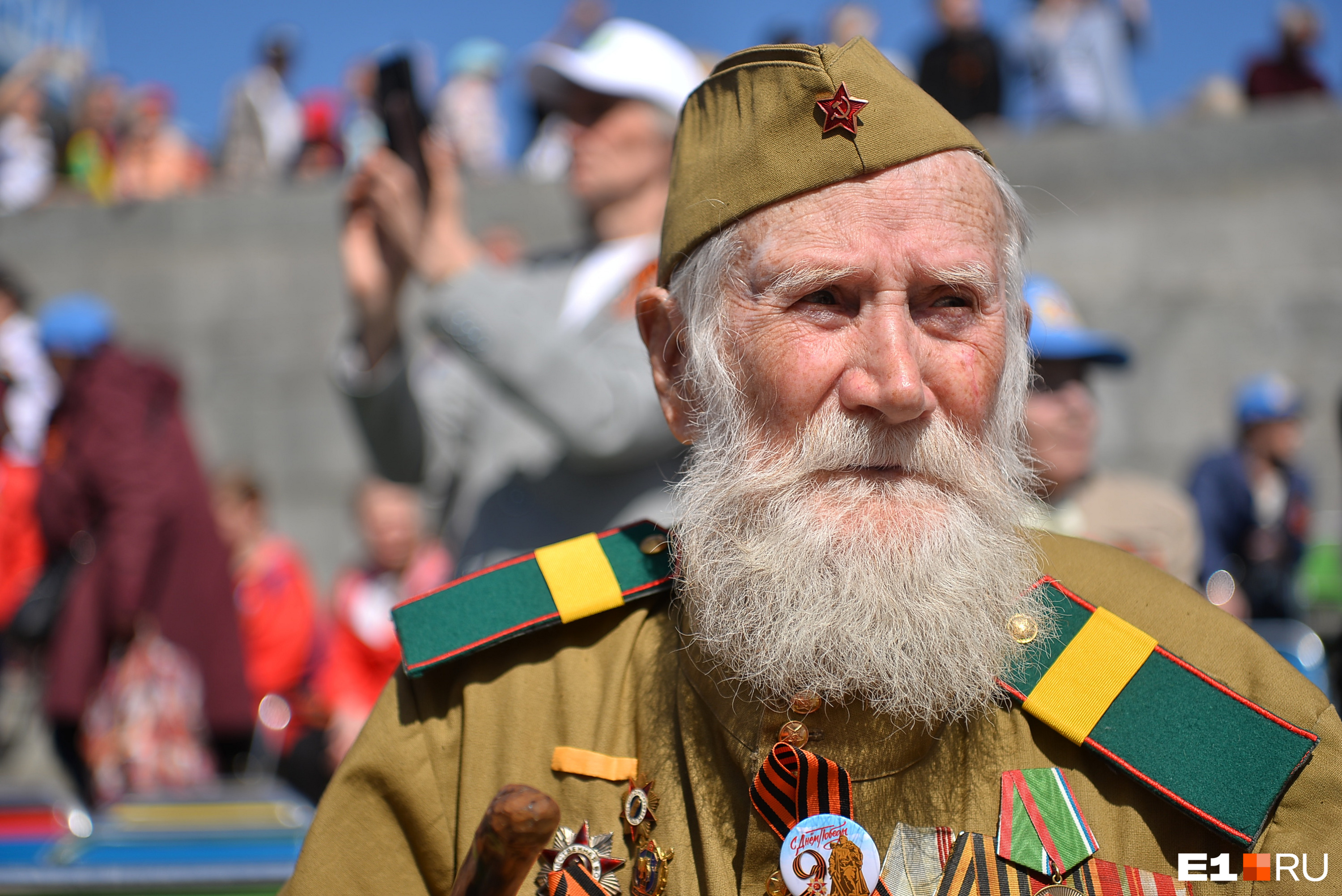 Ветеран Великой Отечественной войны с трибуны смотрит парад