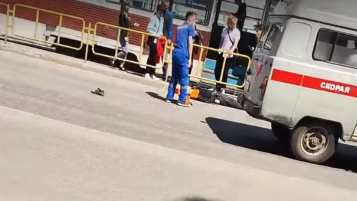 Момент наезда скорой помощи на пешехода в Челябинской области попал на видео