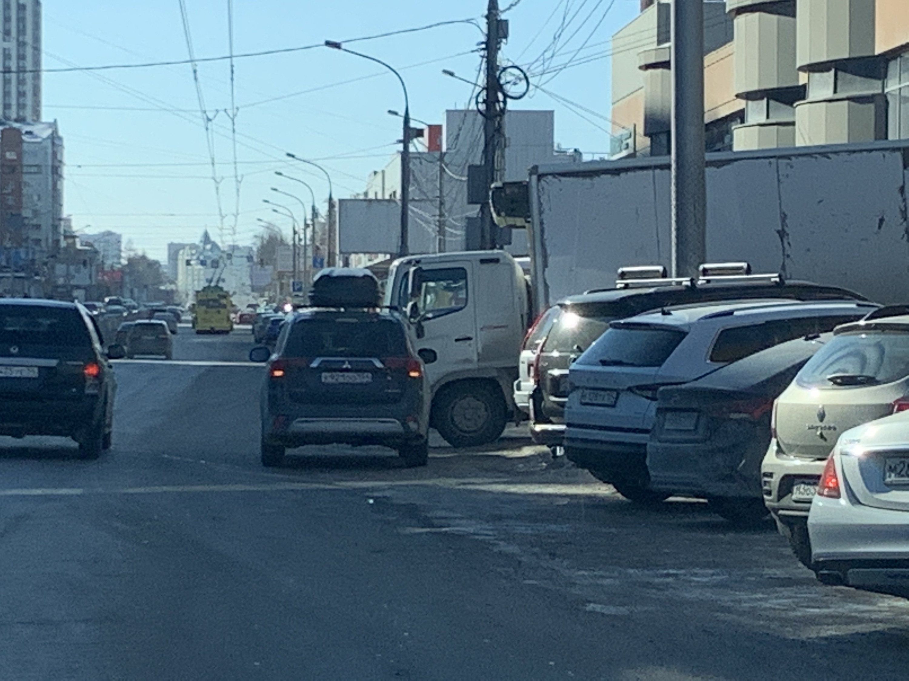 Стоянка во втором ряду. Стоянка автомобилей. Парковка вторым рядом. Машина на аварийке. Припаркуйте машину.