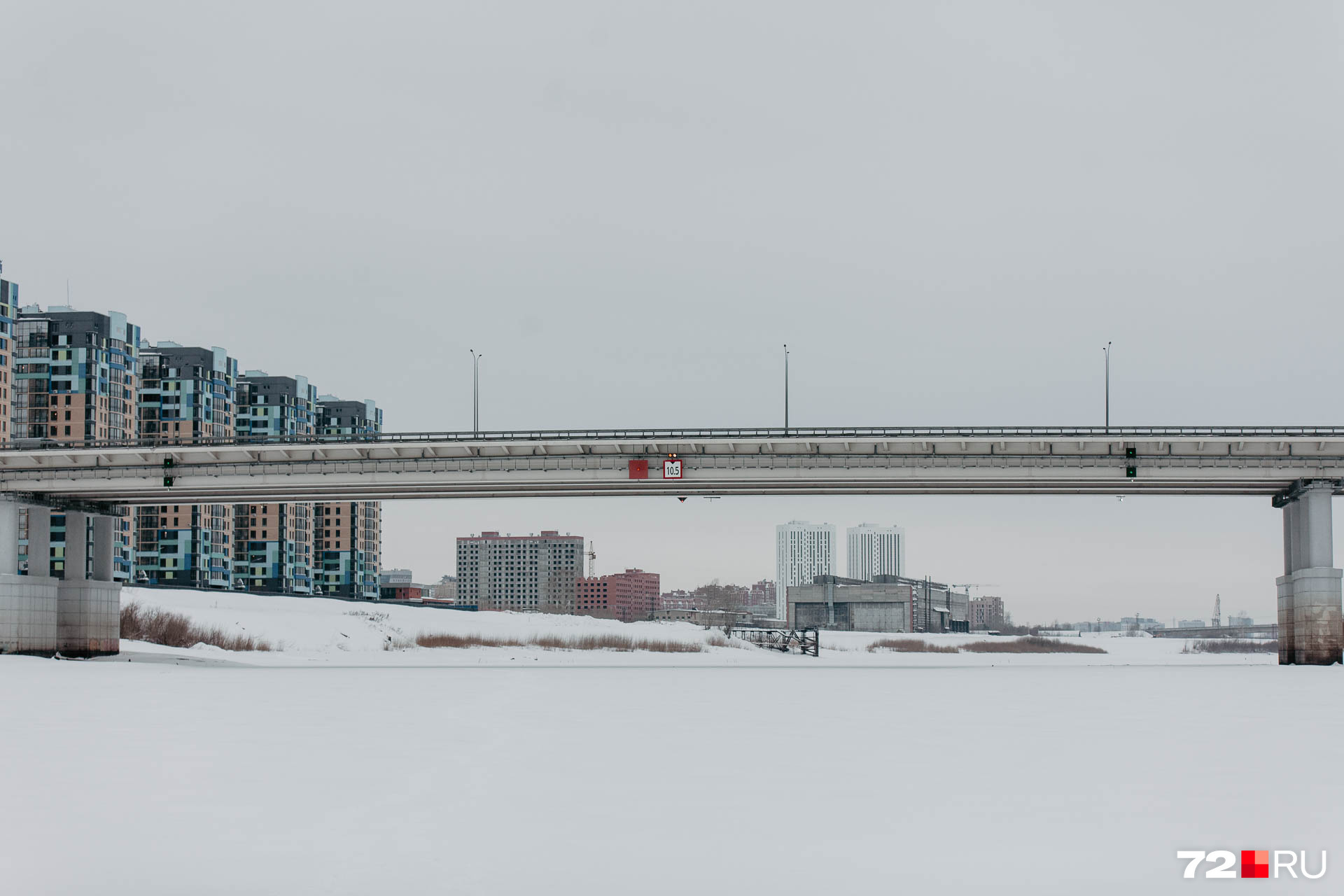 Таким мост Мельникайте можно увидеть только зимой. Ну или летом — с теплохода или катера