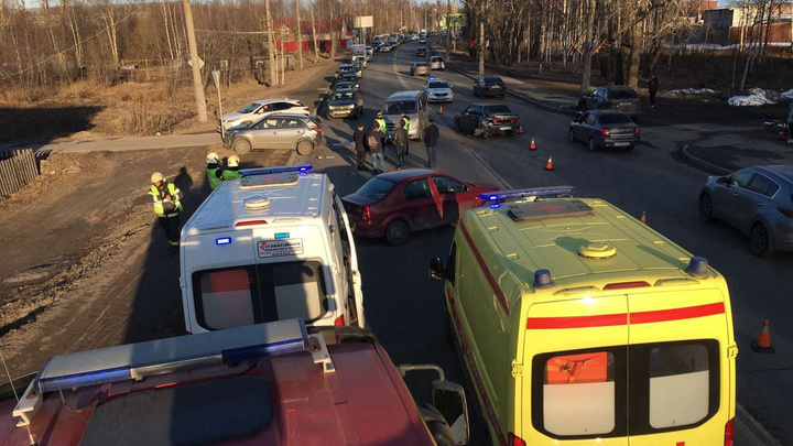 В Архангельске столкнулись 5 автомобилей. В аварии пострадали отец с семимесячным ребенком