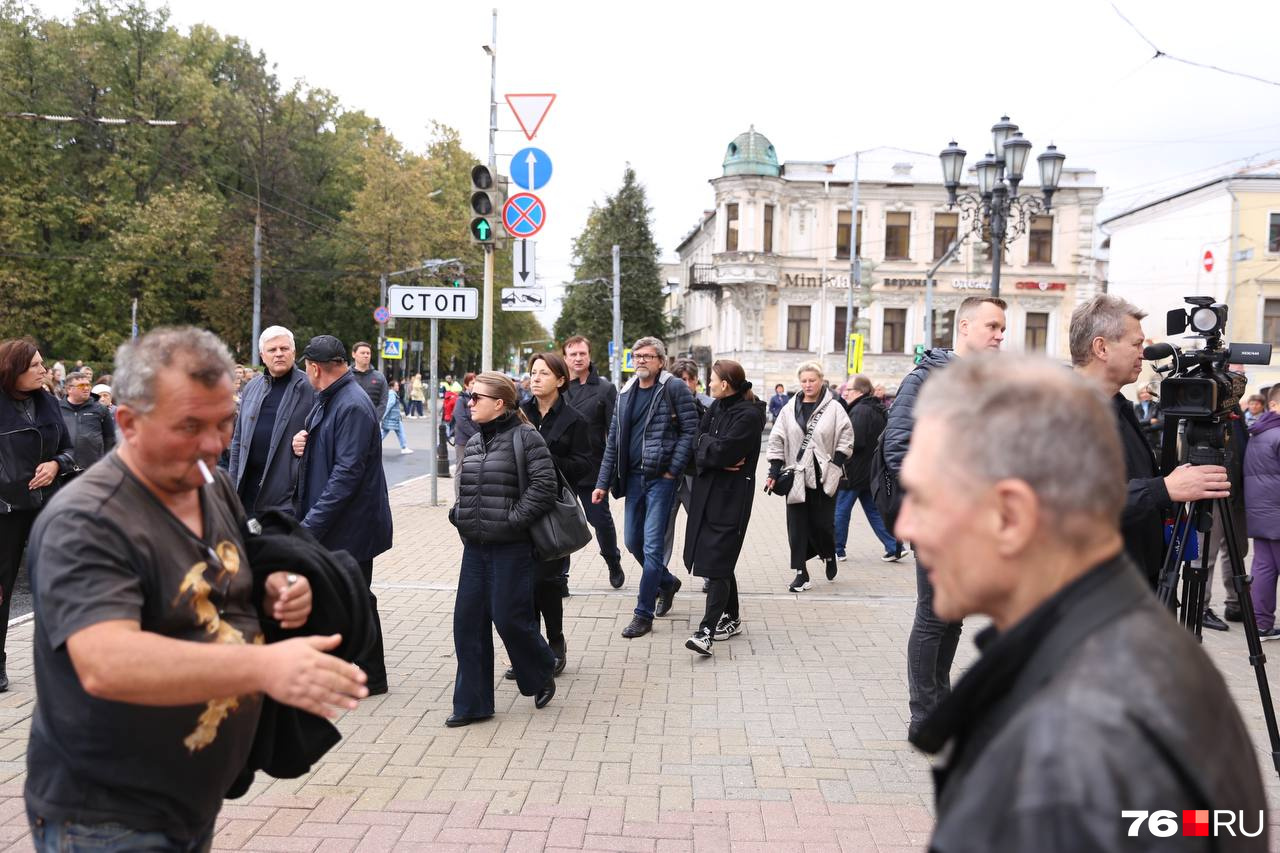 Людей у театра всё так же много Людей у театра всё так же много