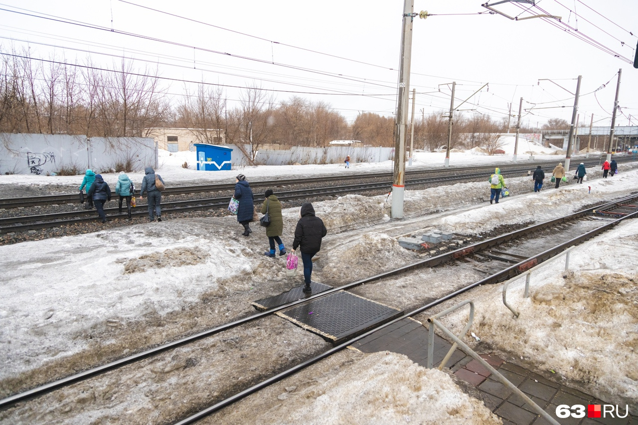 При этом есть люди, кто совершенно не боится переходить железнодорожные пути в неположенном месте (фото сделано на станции Мирная)