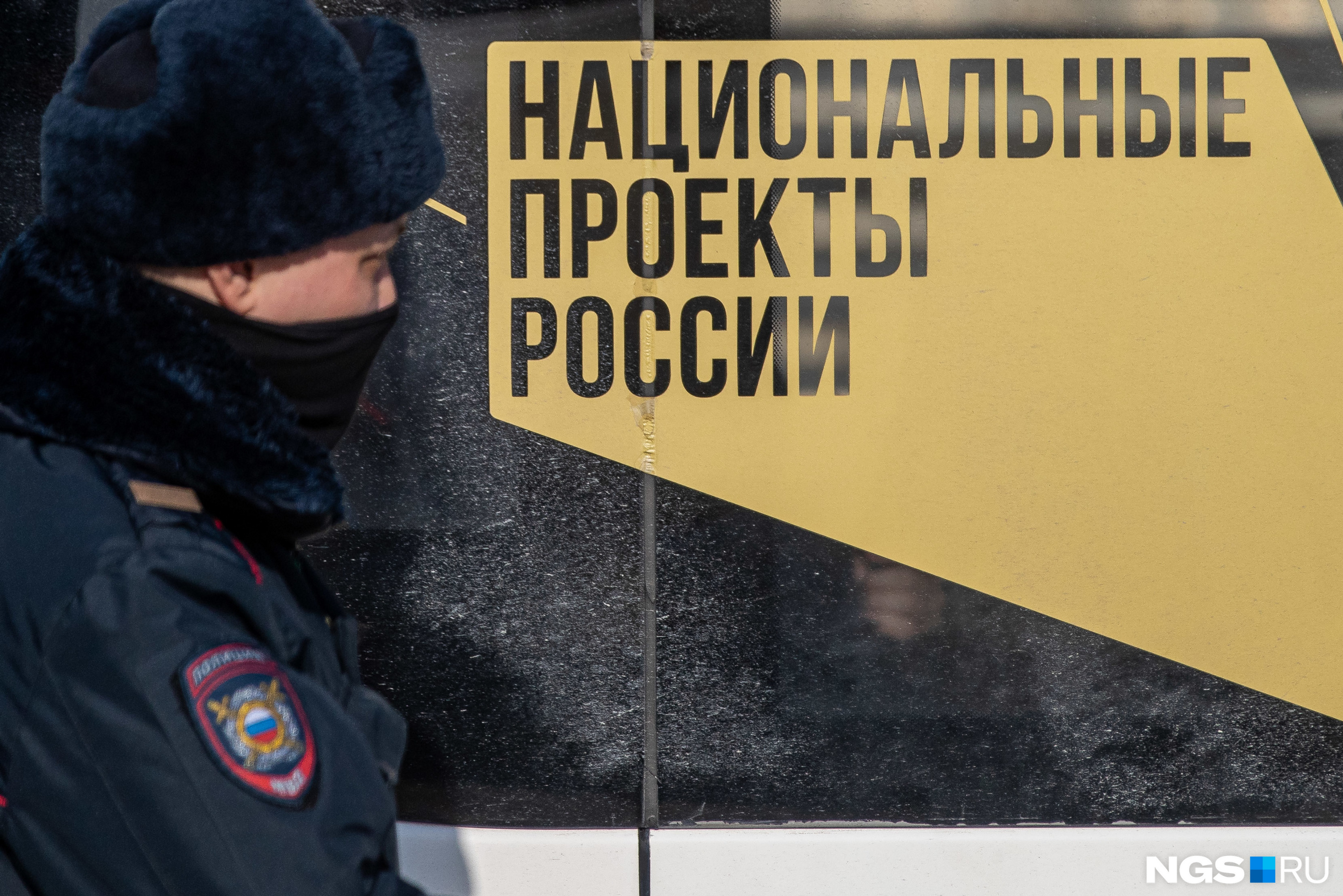 Когда на площади собрались люди, полицейские начали предупреждать об ответственности за несанкционированные мероприятия. Протестующие заявляли, что силовики уже не пугают их, «за столько лет привыкли» Когда на площади собрались люди, полицейские начали предупреждать об ответственности за несанкционированные мероприятия. Протестующие заявляли, что силовики уже не пугают их, «за столько лет привыкли»