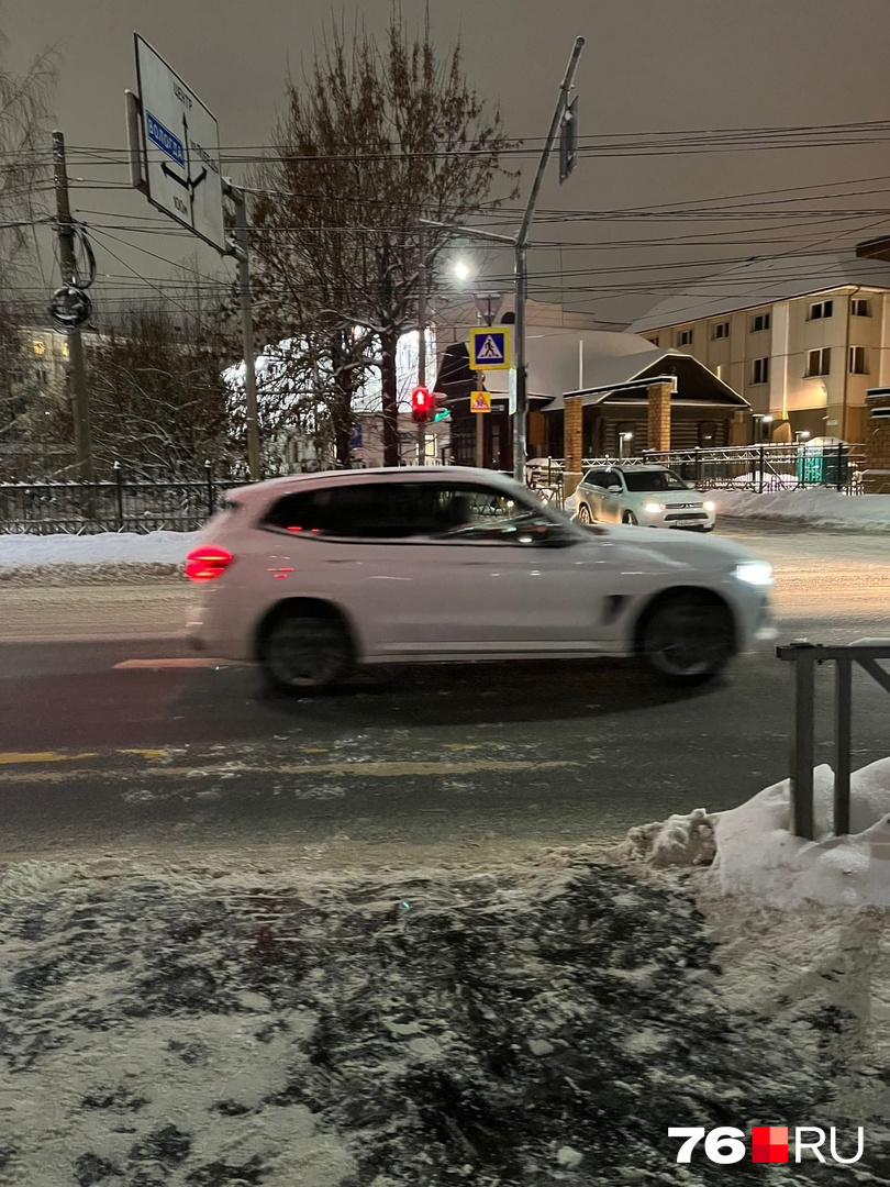 Страх этой зимы: попасть под автомобиль, поскользнувшись у пешеходного перехода