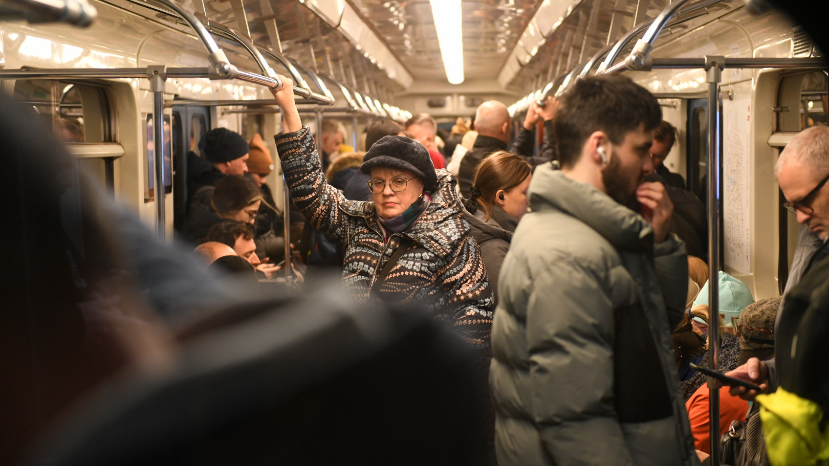 Линия последний день. Закрытие метро. Люди в метро Москвы. Зеленая ветка метро. Толпа людей в метро со спины.