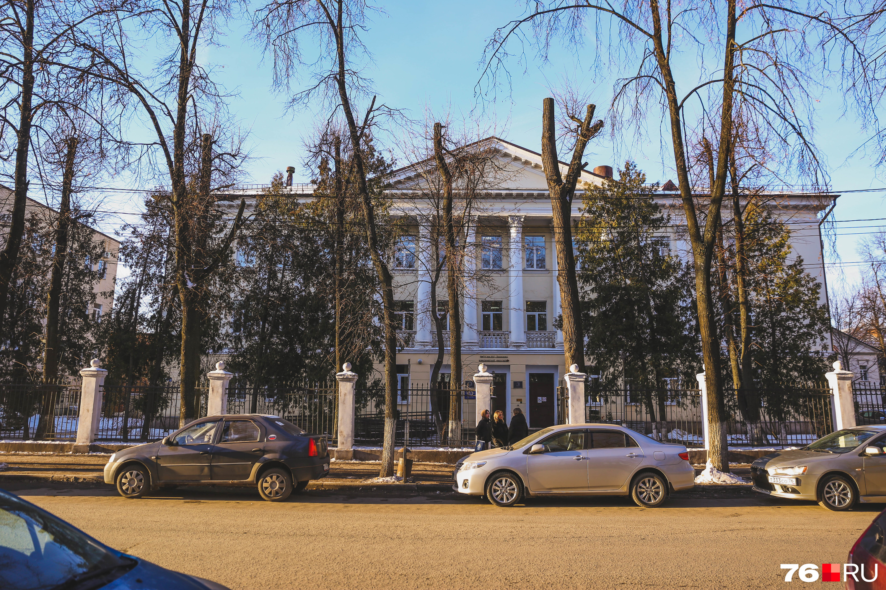 И на улице Собинова — прямо перед зданием юридического факультета ЯрГУ им. <nobr class="_">П. Г. Демидова</nobr>