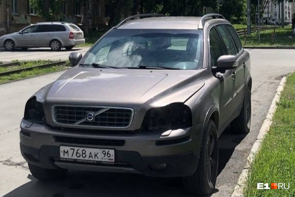 Такой свою машину на парковке обнаружил владелец. Отметим, что такие фары на досках объявлений продают за 7–25 тысяч рублей за каждую Такой свою машину на парковке обнаружил владелец. Отметим, что такие фары на досках объявлений продают за 7–25 тысяч рублей за каждую