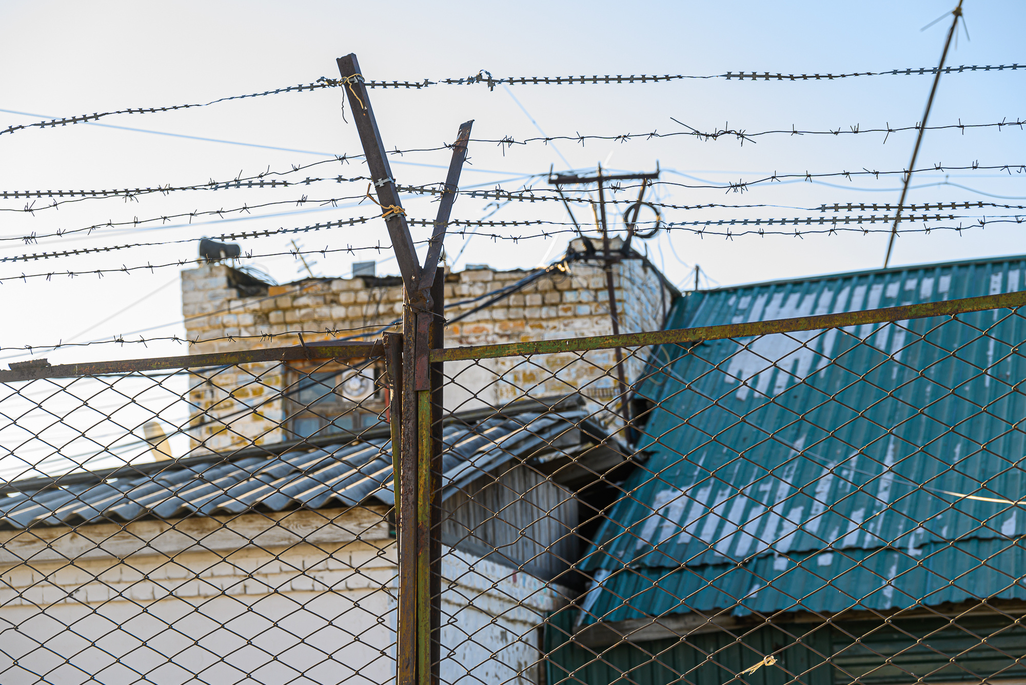 Сотрудника колонии в Чите, который периодически для заключенных проносил вещи, осудят за взятки