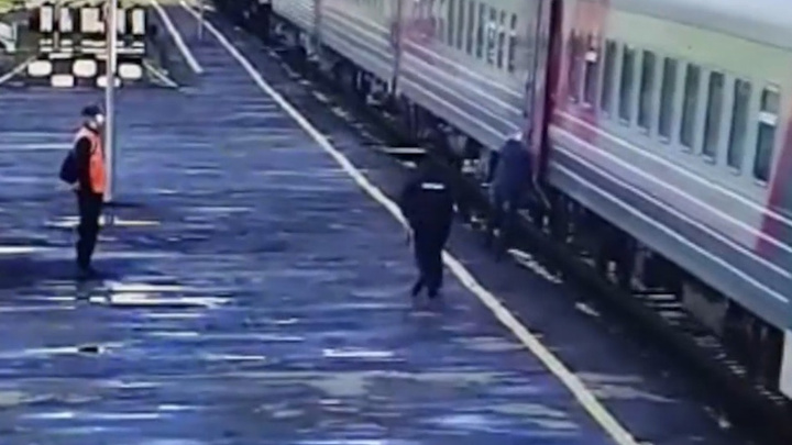 В Архангельской области мужчина упал под поезд, пытаясь его догнать, — видео