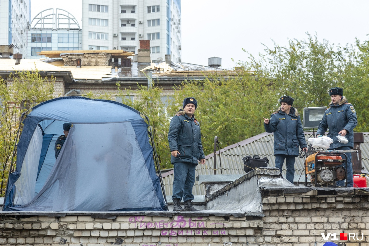 Синие палатки поменьше — для сотрудников МЧС Синие палатки поменьше — для сотрудников МЧС