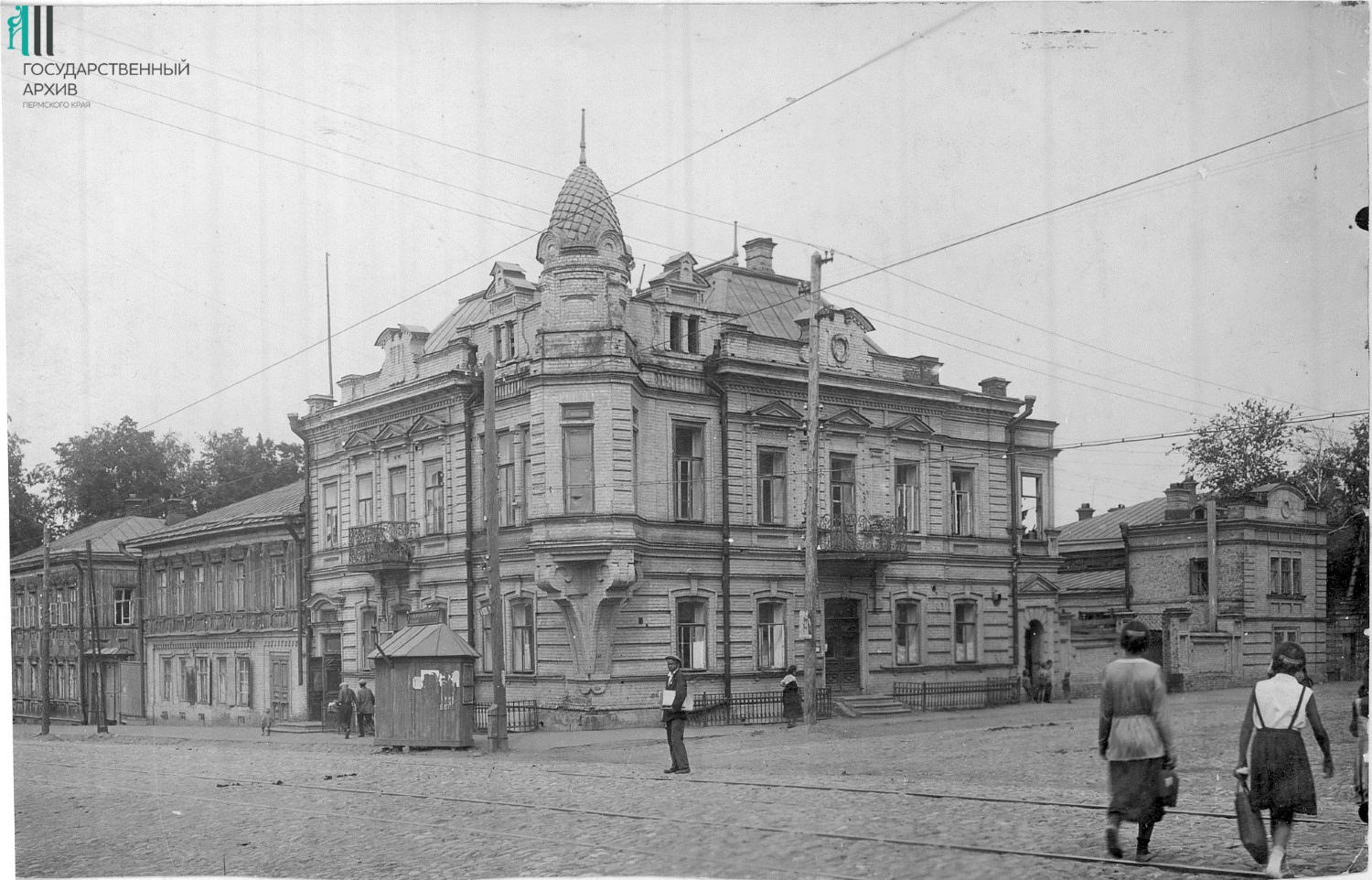 В доме на перекрестке Пушкина и Сибирской — тоже (фото сделано в 1948 году)