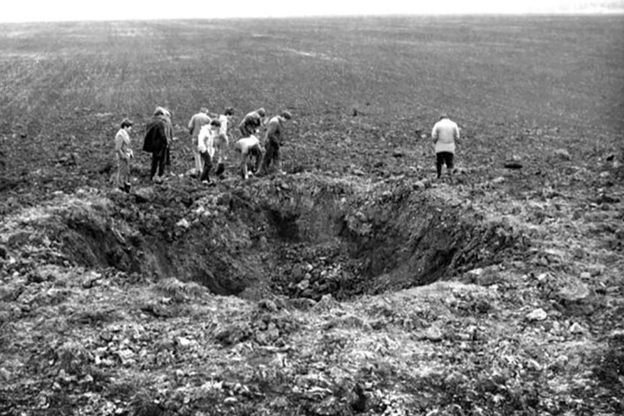 Кратер, возникший после падения метеорита в 1990 году