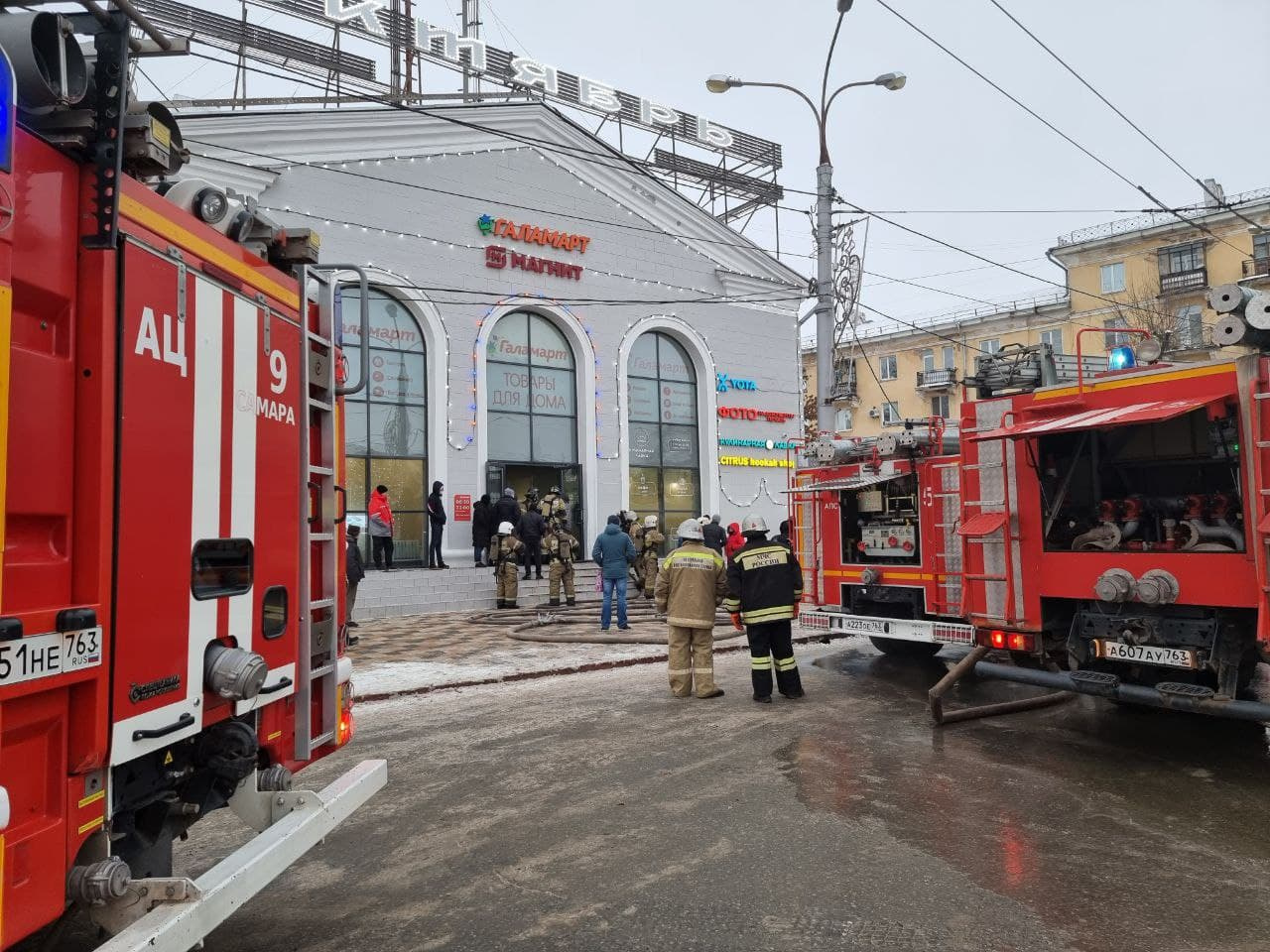 Пожар октября. Пожар в ТЦ октябрь Самара. Торговый центр октябрь Самара. Октябрь Самара Металлургов. ТЦ Металлург Самара.