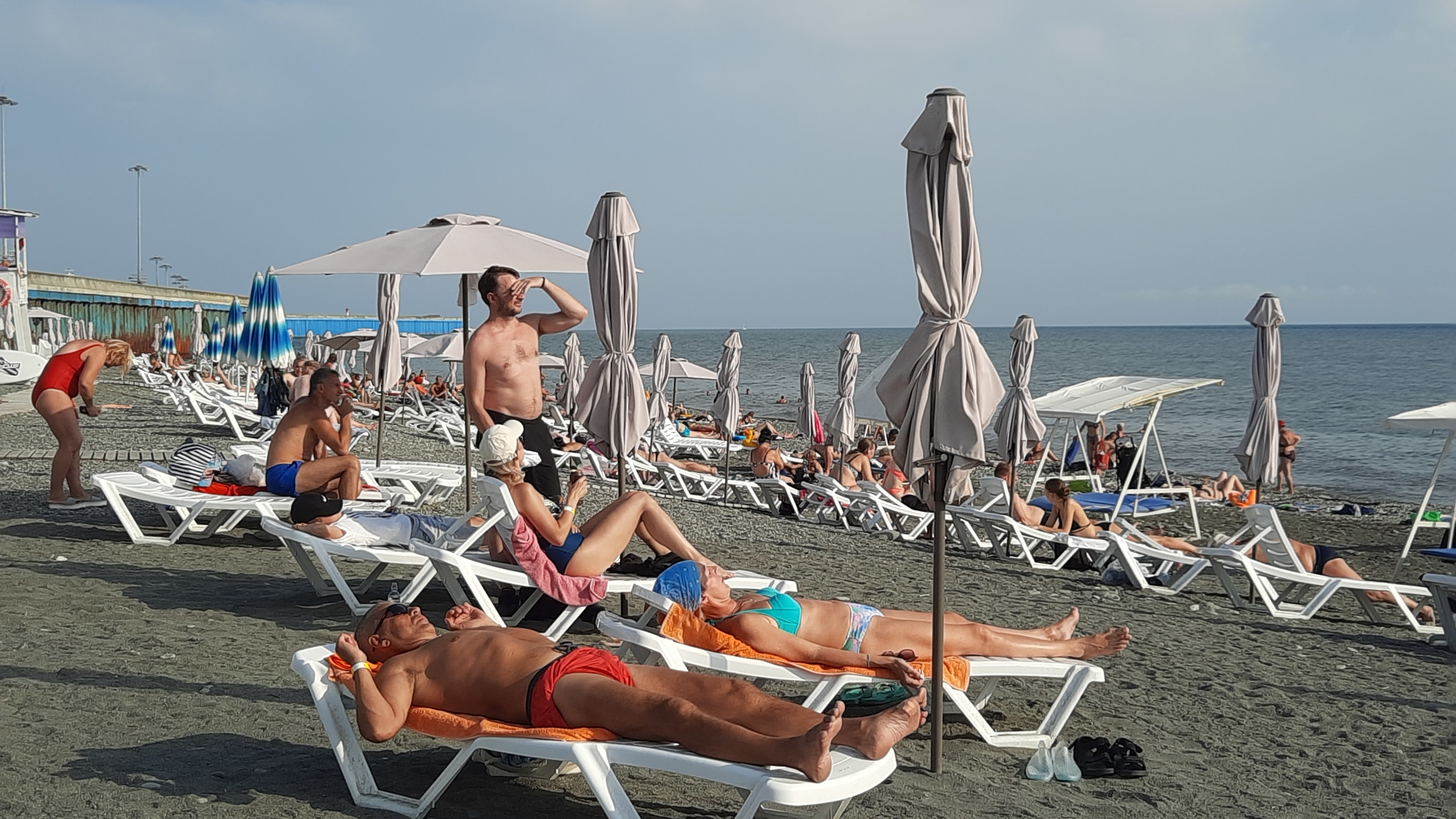 Eroscen. Сочи пляж. Пляж Солнечный Сочи. Люди на пляже Сочи. Отдыхающие на пляже в Сочи.