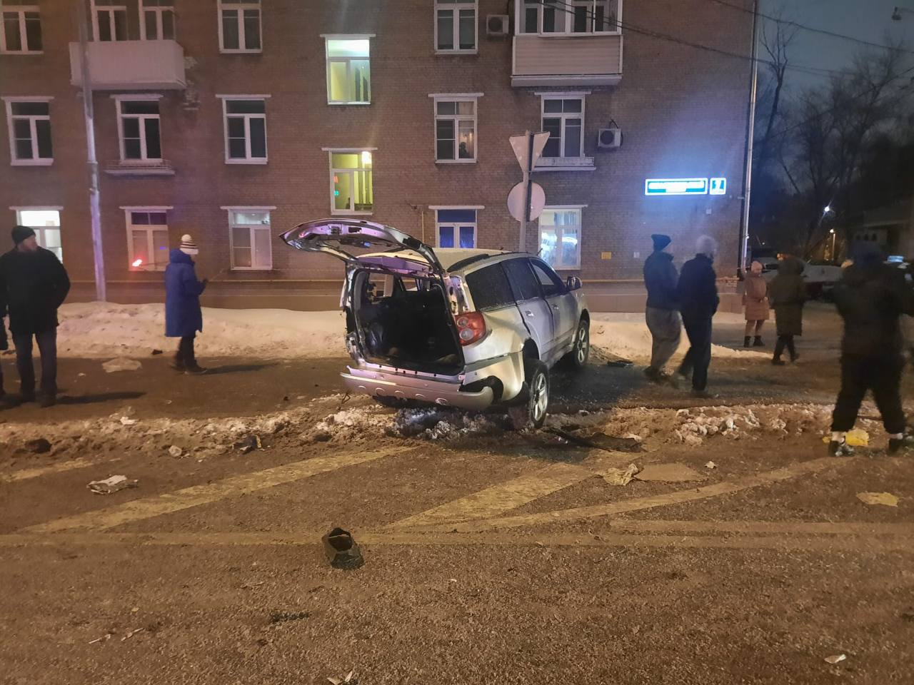 Чуть не сбили женщину с коляской. В Москве — жесткая авария с тремя машинами, есть пострадавшие