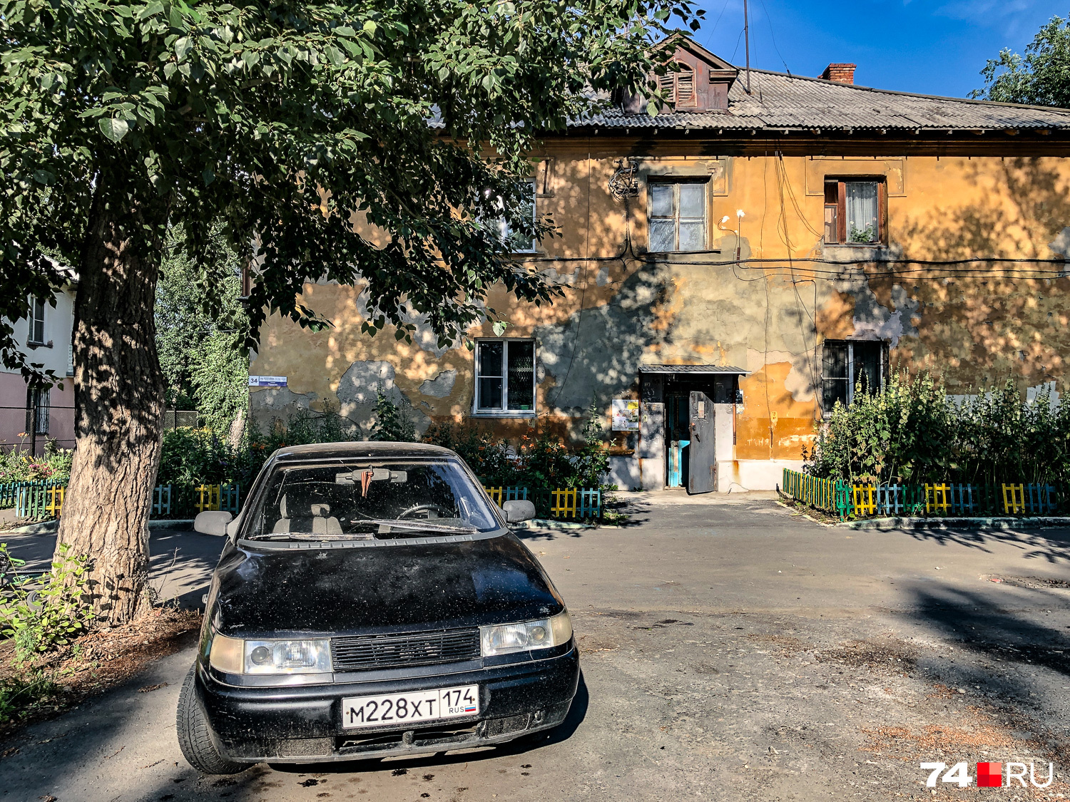 Запаркованные у них машины выглядят уместно Запаркованные у них машины выглядят уместно
