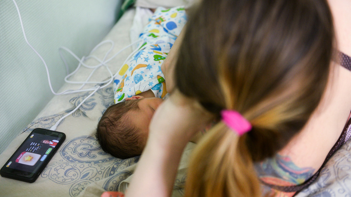 Родила в 12: медики рассказали, сколько школьниц стали мамами в Свердловской области