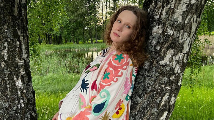 Беременная певица Монеточка, покинувшая Россию, грустит, что не сможет рожать дома