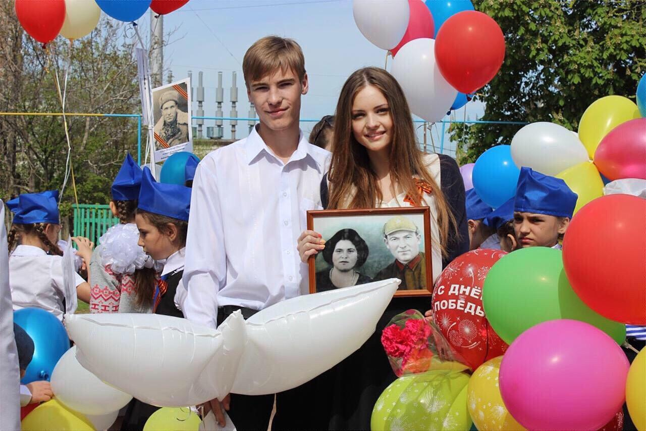 Виктория и Александр на параде Победы в школьные годы Виктория и Александр на параде Победы в школьные годы