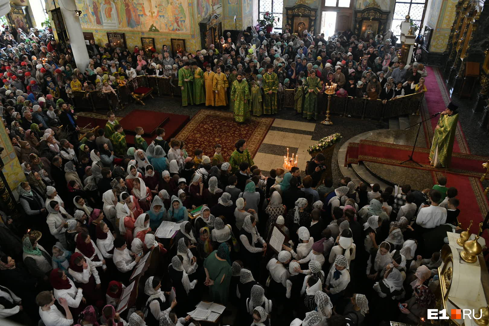 Сотни человек пришли освятить вербы и послушать молитву митрополита
