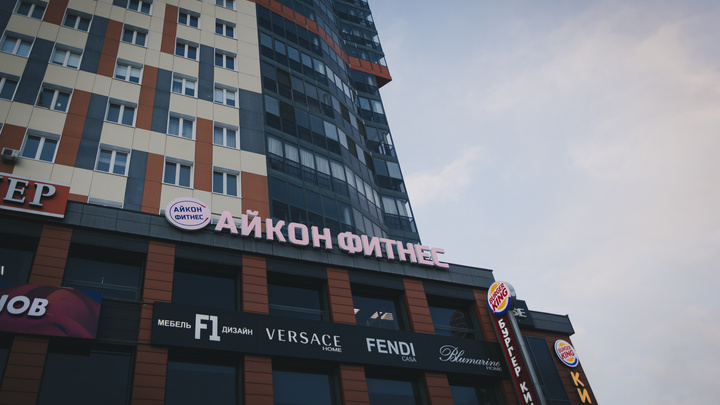 Упали, но не отжались. Двухэтажный фитнес-клуб в центре Челябинска объявил о закрытии после введения QR-кодов