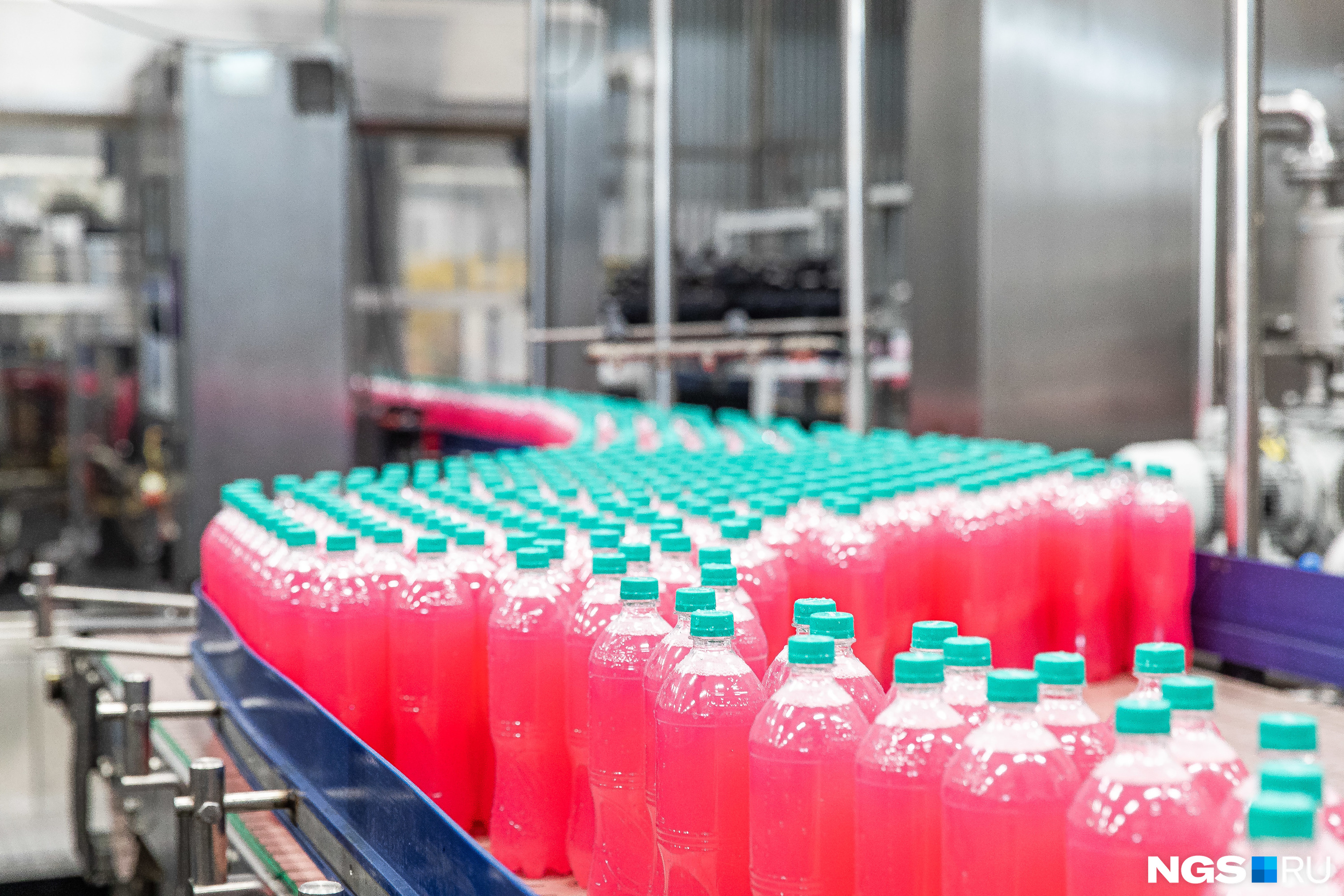 Бутылки с напитком под брендом Fantola, который похож одновременно на Fanta и любую колу Бутылки с напитком под брендом Fantola, который похож одновременно на Fanta и любую колу