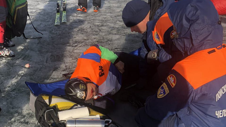 «Всё лицо было в крови, он сильно стонал»: спортсмен из Екатеринбурга разбился на льду в Челябинской области
