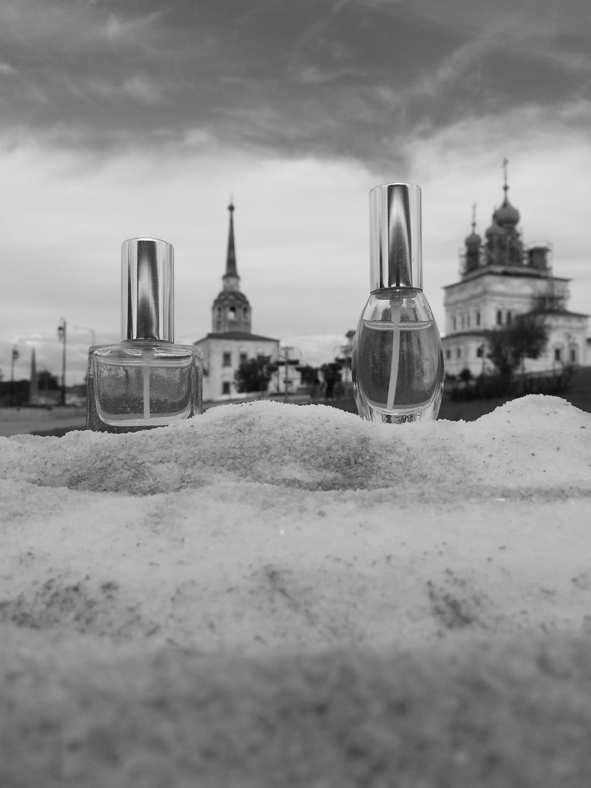 Флакончики с духами «Соль» (справа) и «Кама» (слева) на фоне соликамских церквей Флакончики с духами «Соль» (справа) и «Кама» (слева) на фоне соликамских церквей