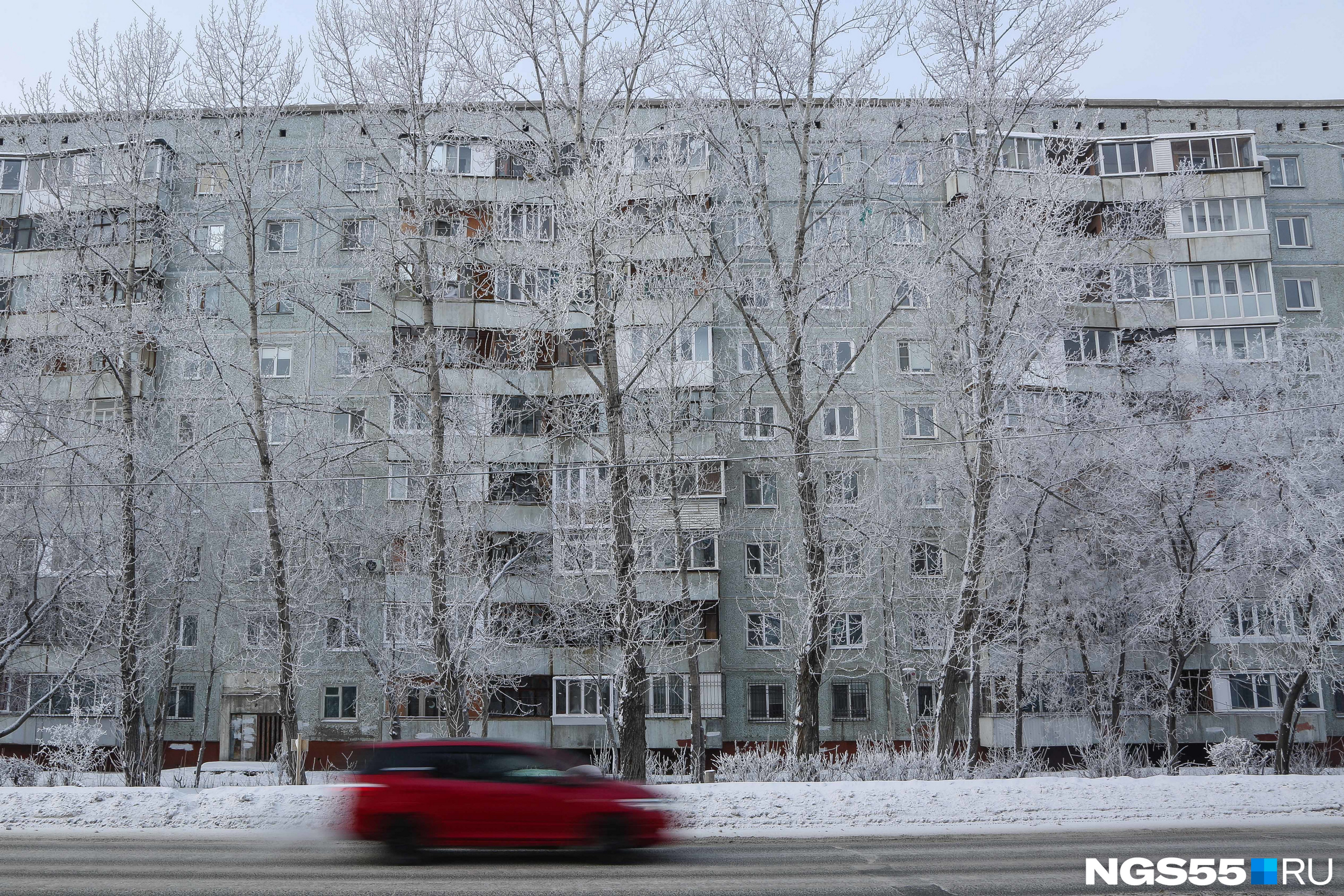 Если бы не машина, фотографию можно было принять за черно-белую Если бы не машина, фотографию можно было принять за черно-белую